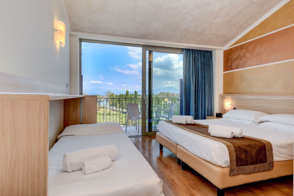 Hotel Rivus — Hotel rooms in Peschiera del Garda, Veneto