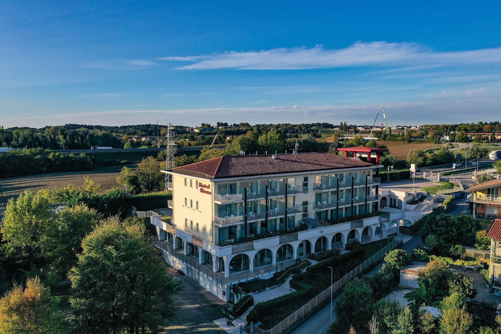 Hotel Rivus — Hotel building in Peschiera del Garda, Veneto