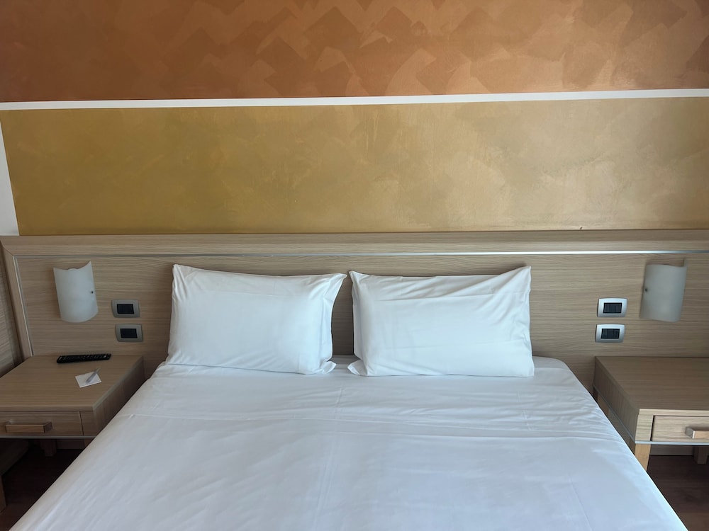 Hotel Rivus — Hotel rooms in Peschiera del Garda, Veneto