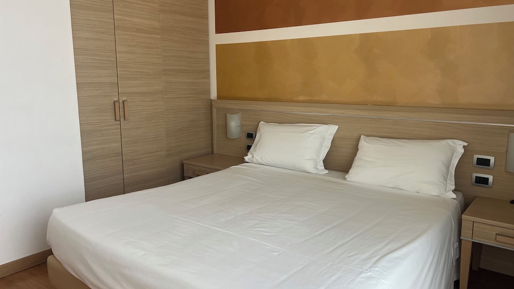 Hotel Rivus — Hotel rooms in Peschiera del Garda, Veneto