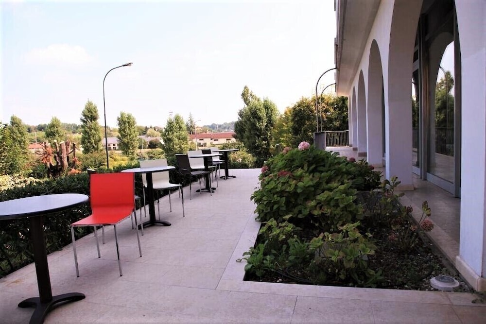 Hotel Rivus — Hotel building in Peschiera del Garda, Veneto