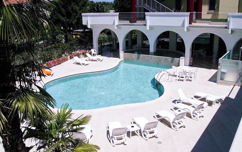 Hotel Rivus — Swimming pool in Peschiera del Garda, Veneto
