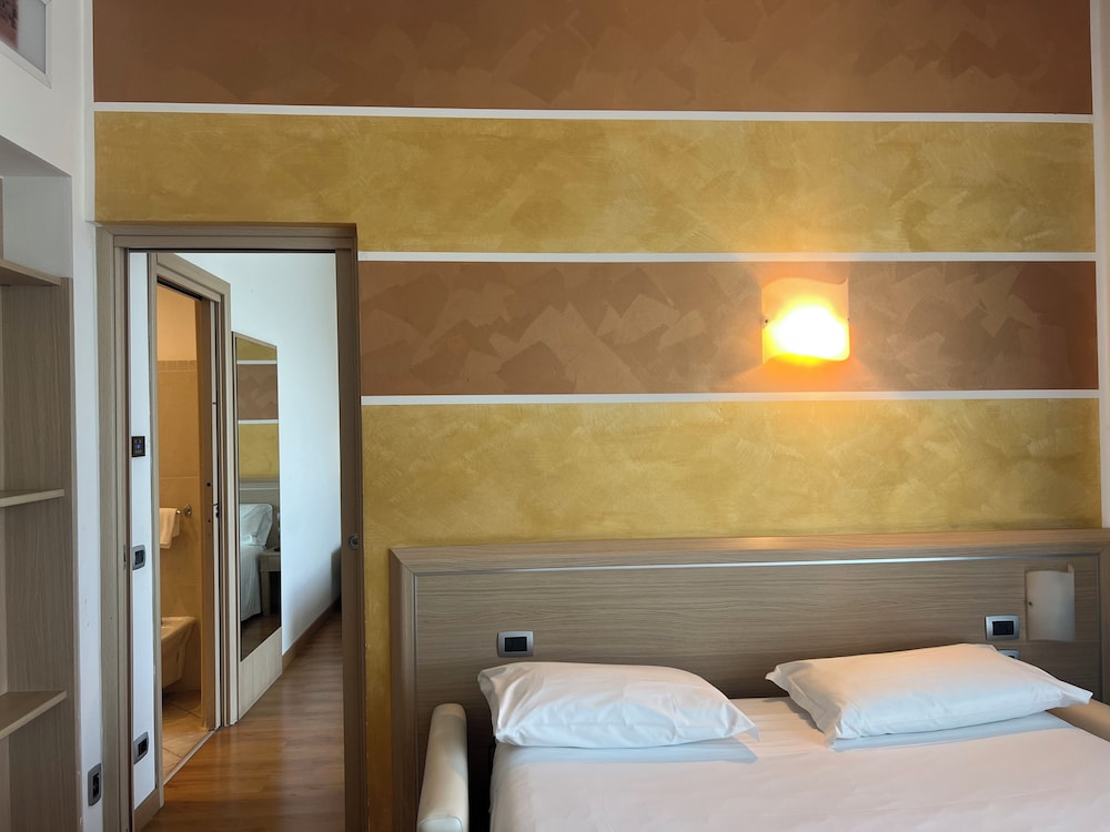 Hotel Rivus — Hotel rooms in Peschiera del Garda, Veneto