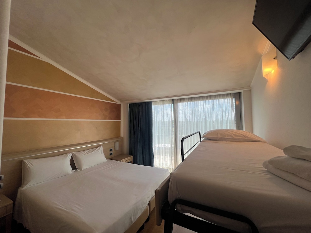 Hotel Rivus — Hotel rooms in Peschiera del Garda, Veneto