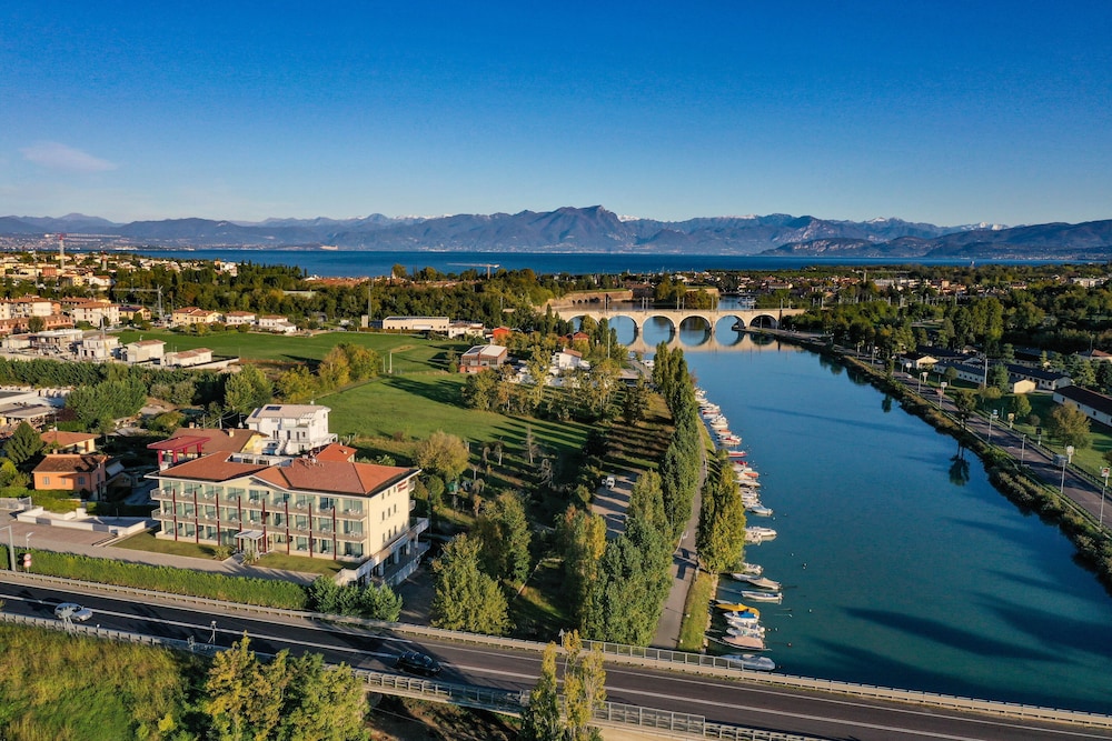 Hotel Rivus — Hotel building in Peschiera del Garda, Veneto