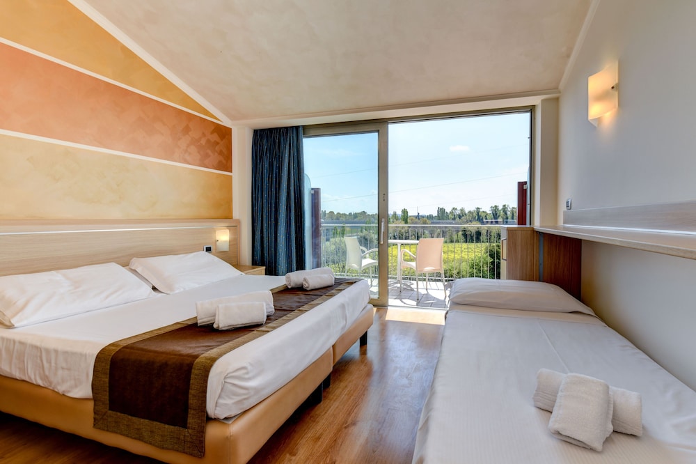 Hotel Rivus — Hotel rooms in Peschiera del Garda, Veneto