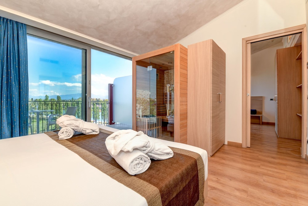 Hotel Rivus — Hotel rooms in Peschiera del Garda, Veneto