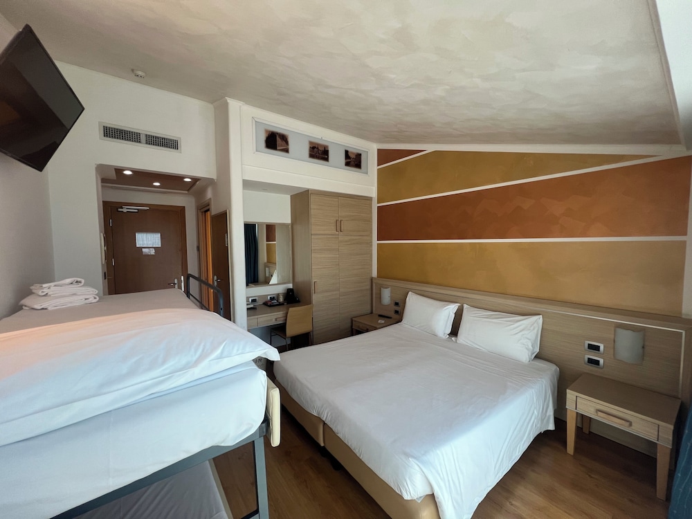 Hotel Rivus — Hotel rooms in Peschiera del Garda, Veneto