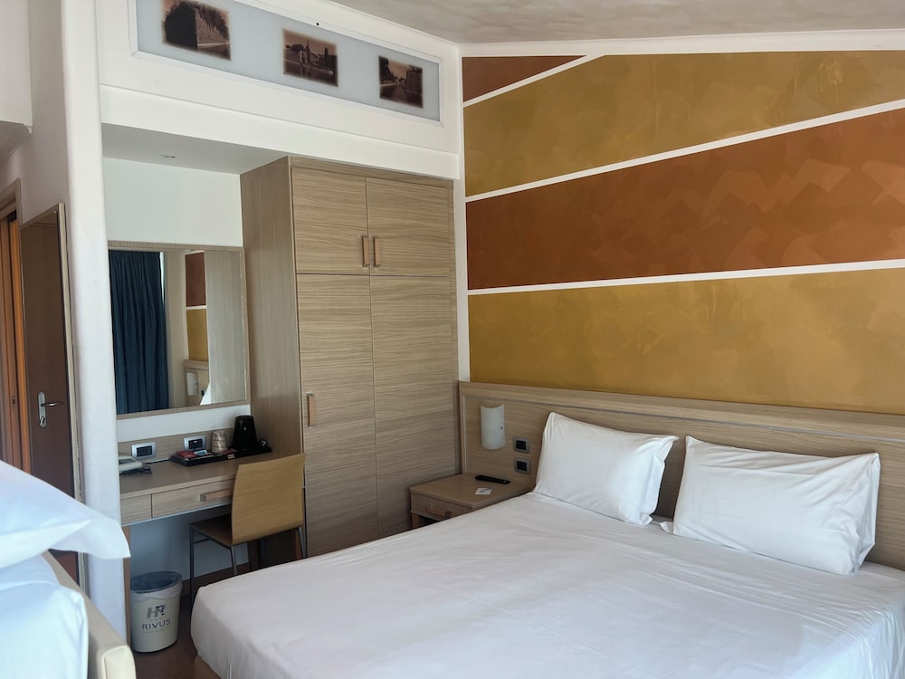 Hotel Rivus — Hotel rooms in Peschiera del Garda, Veneto