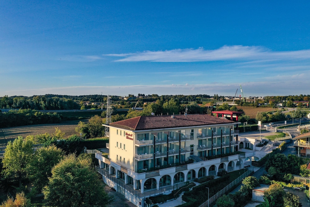 Hotel Rivus — Hotel building in Peschiera del Garda, Veneto