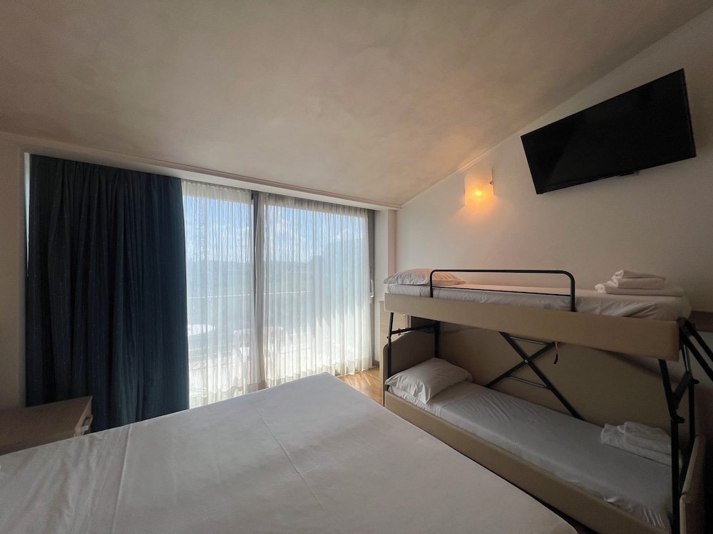 Hotel Rivus — Hotel rooms in Peschiera del Garda, Veneto
