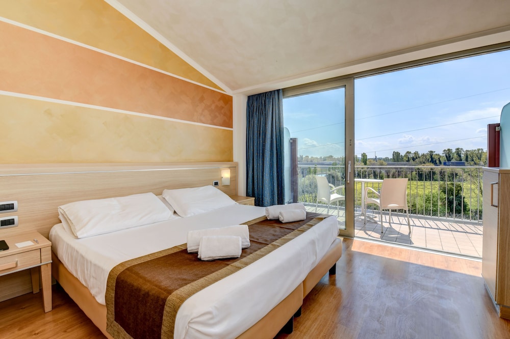 Hotel Rivus — Hotel rooms in Peschiera del Garda, Veneto