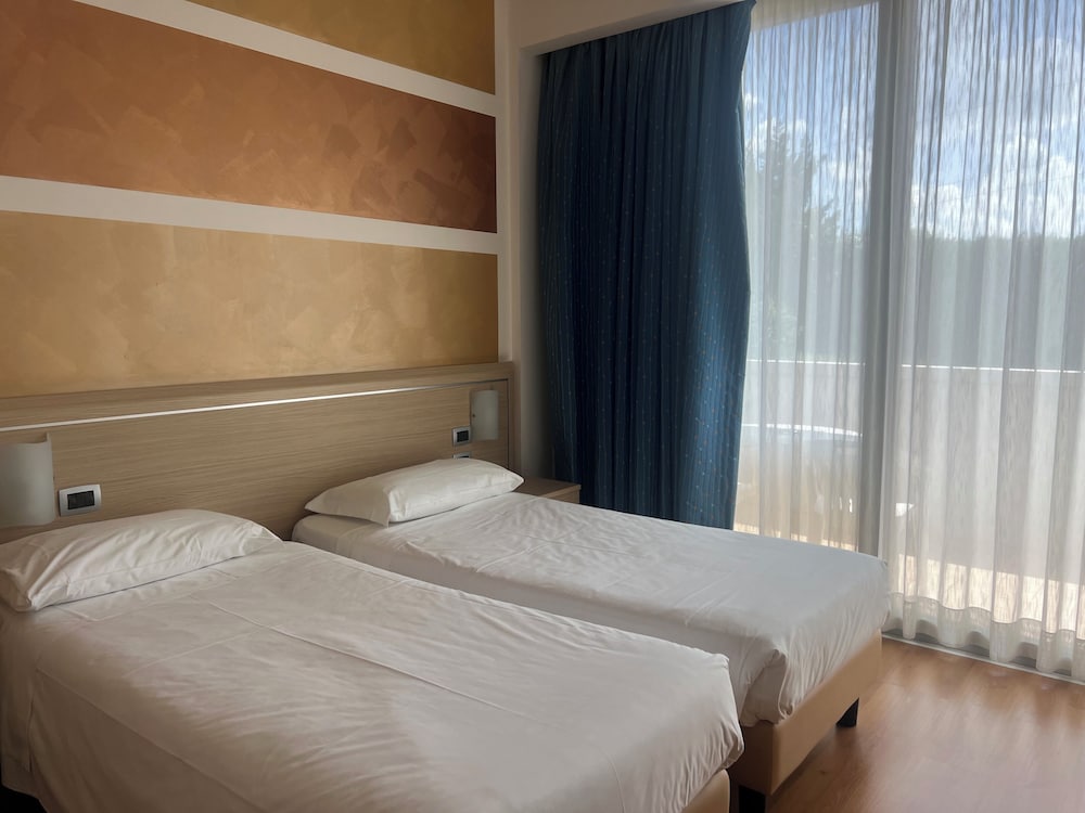 Hotel Rivus — Hotel rooms in Peschiera del Garda, Veneto
