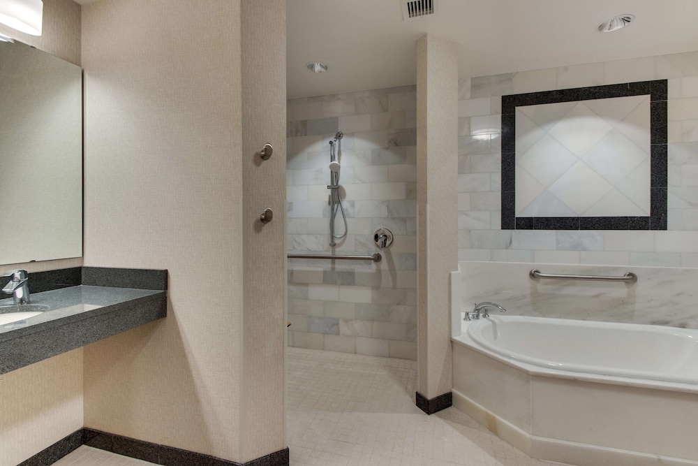 Drury Plaza Hotel Nashville Downtown — Hotel rooms in Nashville, Tennessee