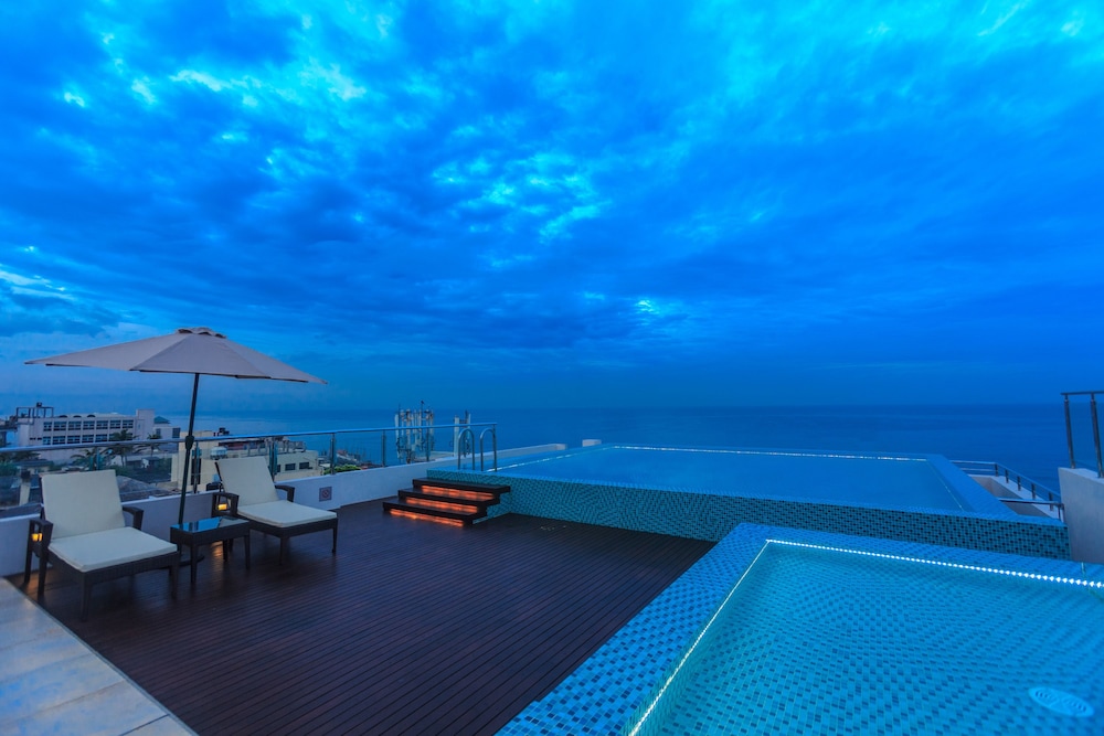 Renuka City Hotel — Swimming pool in Colombo, Western Province