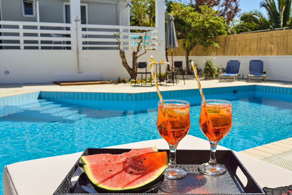 Eloque Simple living space — Swimming pool in Chania