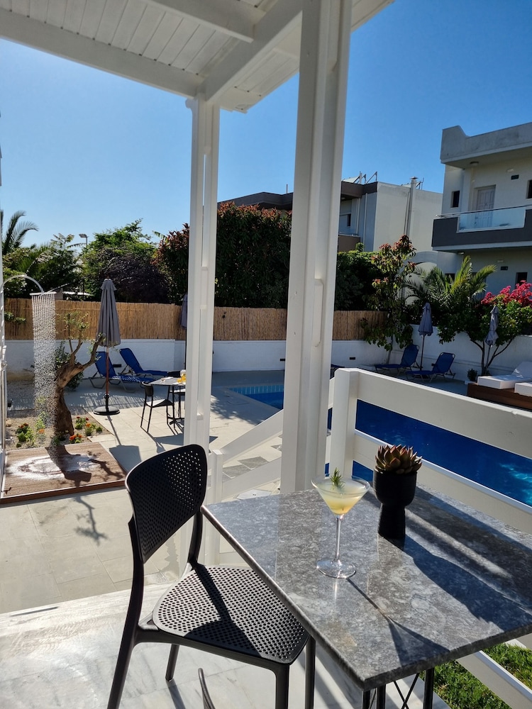 Eloque Simple living space — Swimming pool in Chania