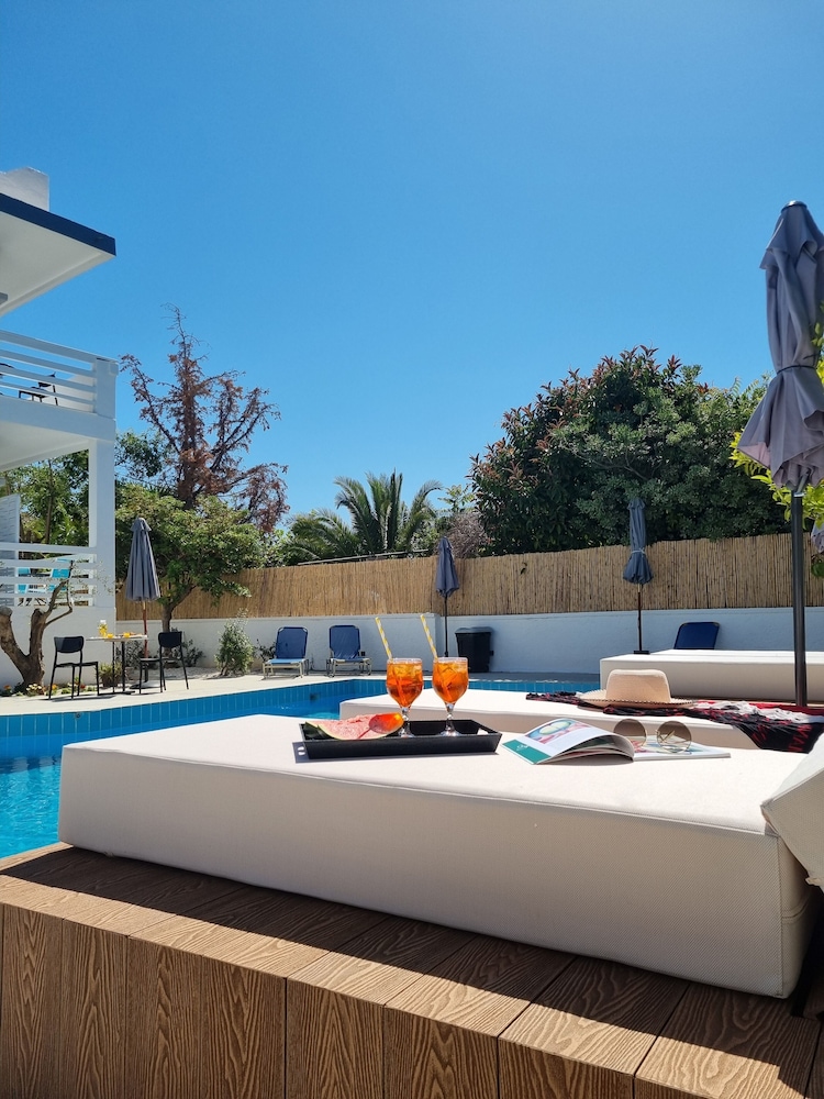 Eloque Simple living space — Swimming pool in Chania