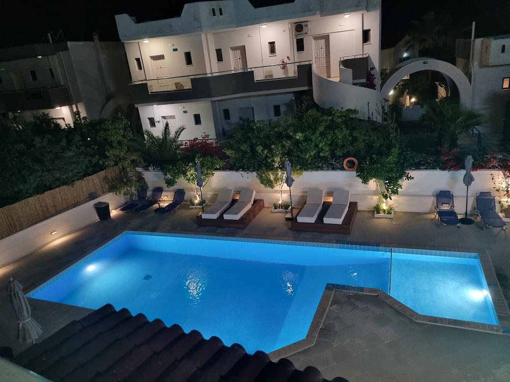 Eloque Simple living space — Swimming pool in Chania