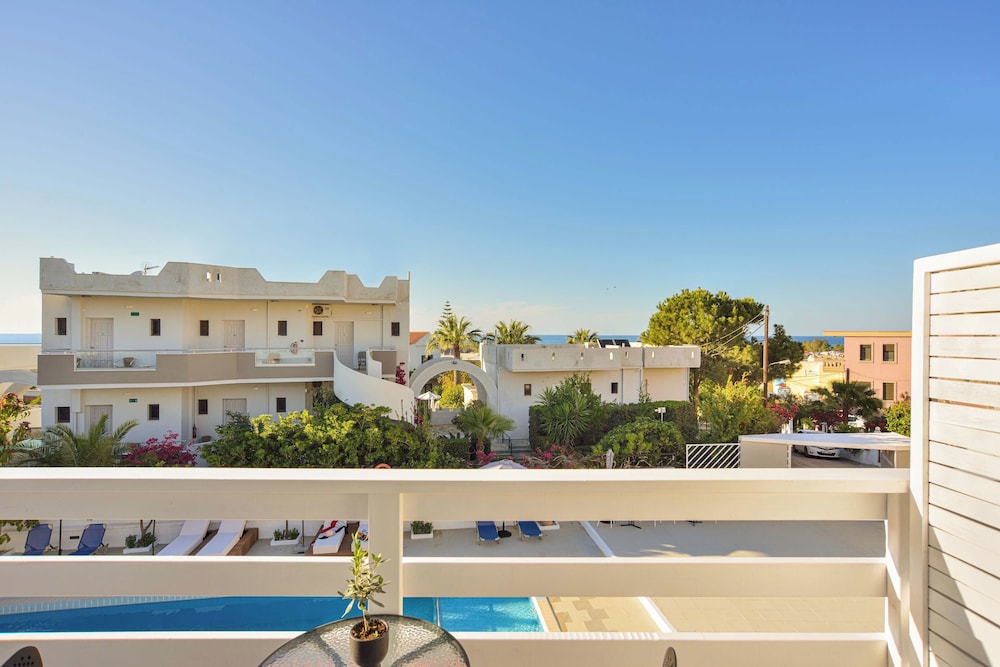 Eloque Simple living space — Hotel building in Chania