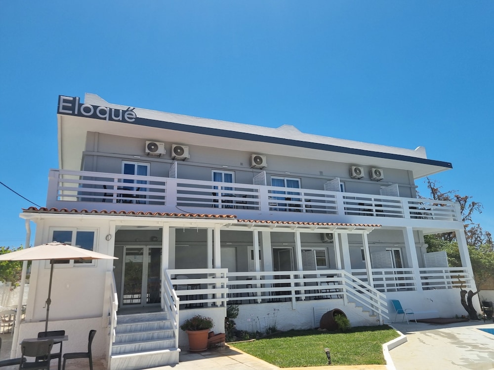Eloque Simple living space — Hotel building in Chania