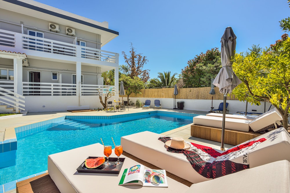 Eloque Simple living space — Swimming pool in Chania