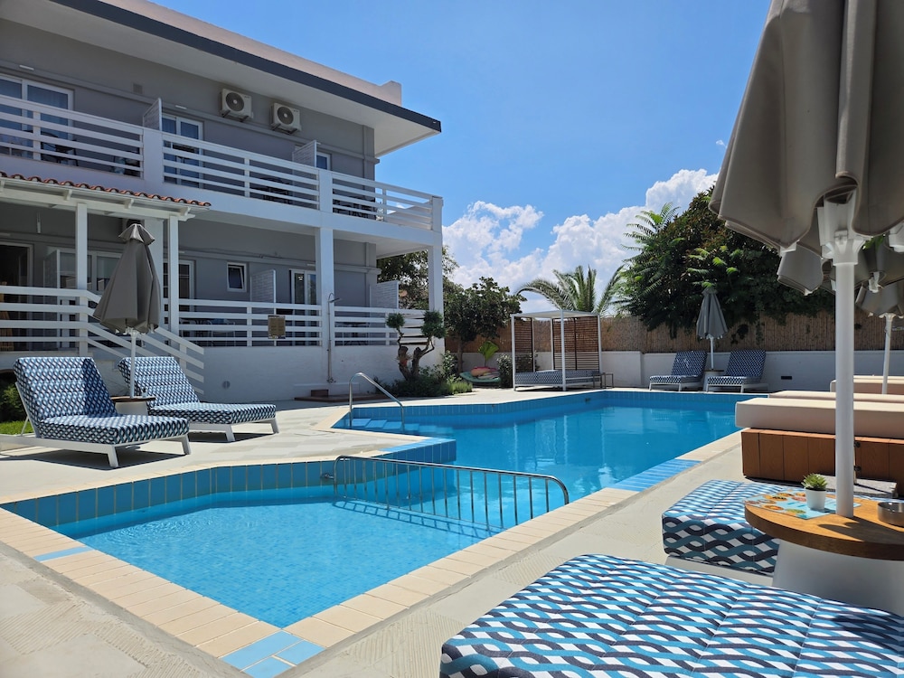 Eloque Simple living space — Swimming pool in Chania
