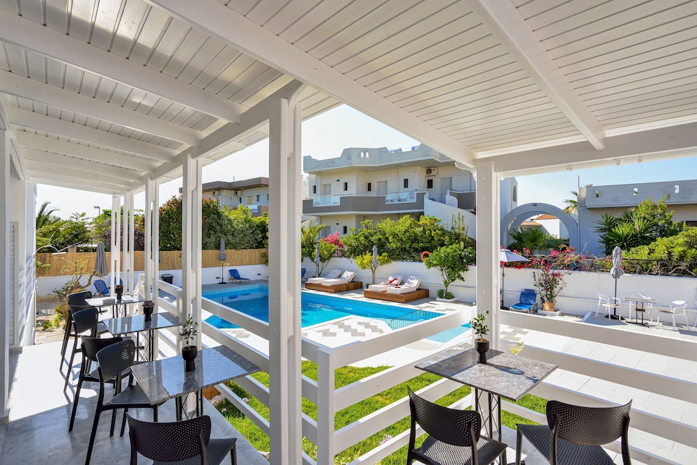 Eloque Simple living space — Swimming pool in Chania
