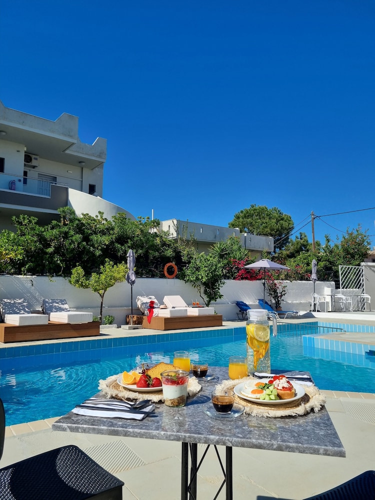 Eloque Simple living space — Swimming pool in Chania