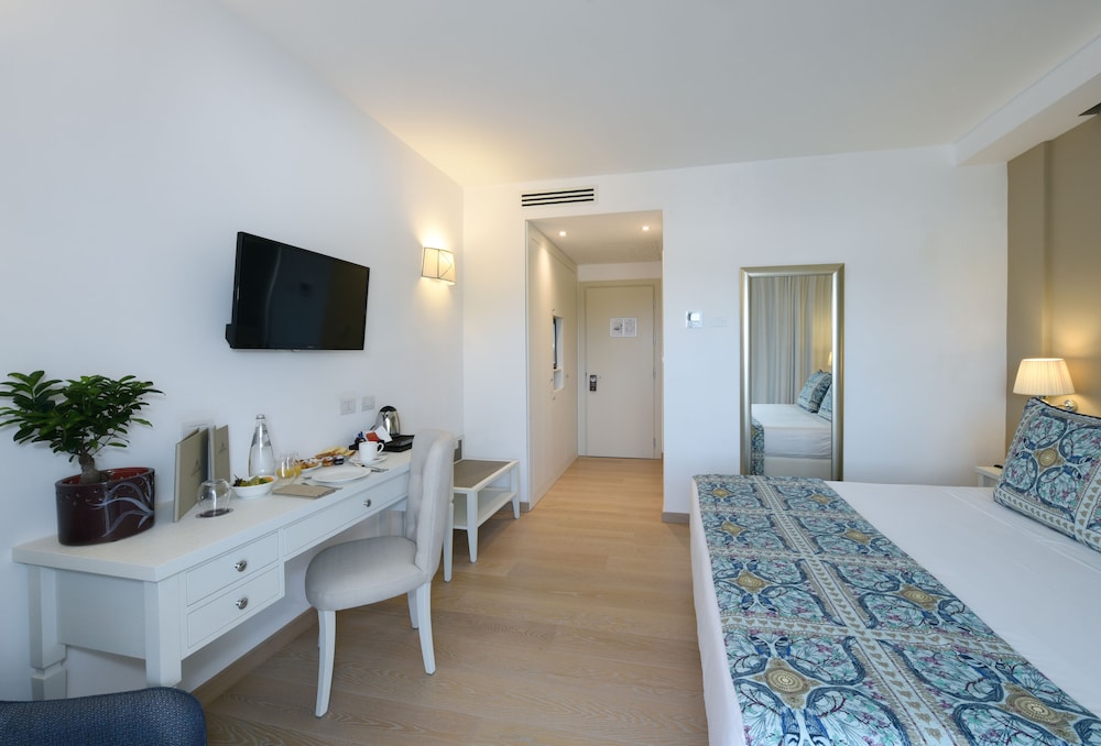 Grand Hotel Cannigione — Hotel rooms in Arzachena, Sardinia