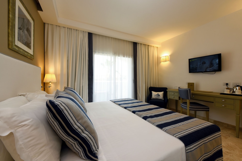 Grand Hotel Cannigione — Hotel rooms in Arzachena, Sardinia