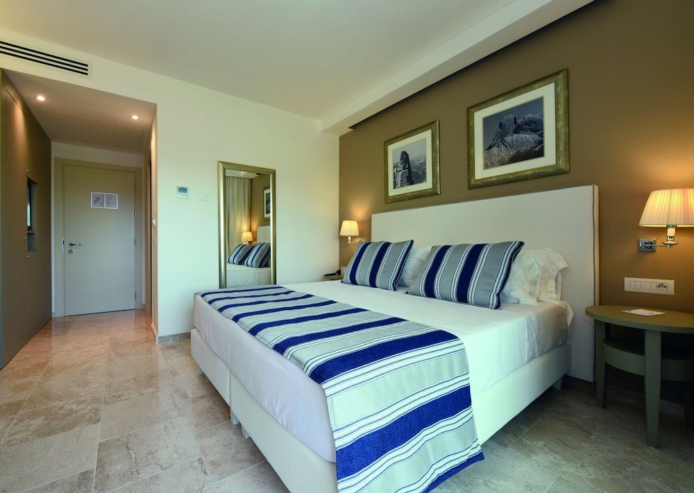 Grand Hotel Cannigione — Hotel rooms in Arzachena, Sardinia