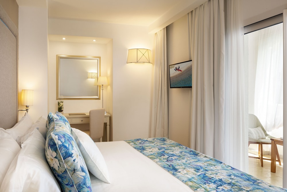Grand Hotel Cannigione — Hotel rooms in Arzachena, Sardinia