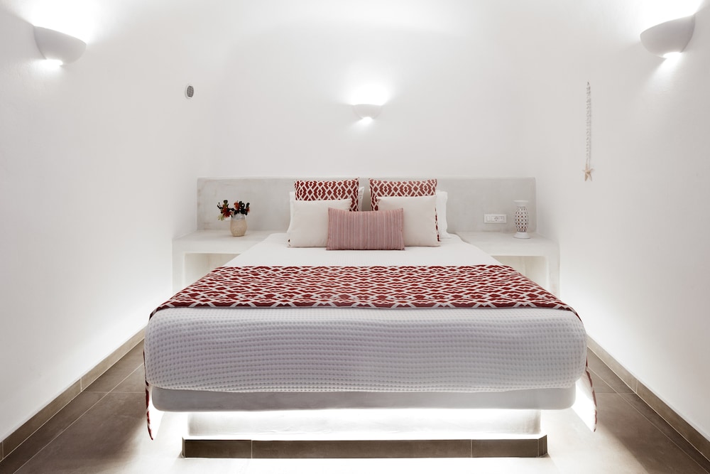 Mellow Luxury Cave — Hotel rooms in Oia, South Aegean