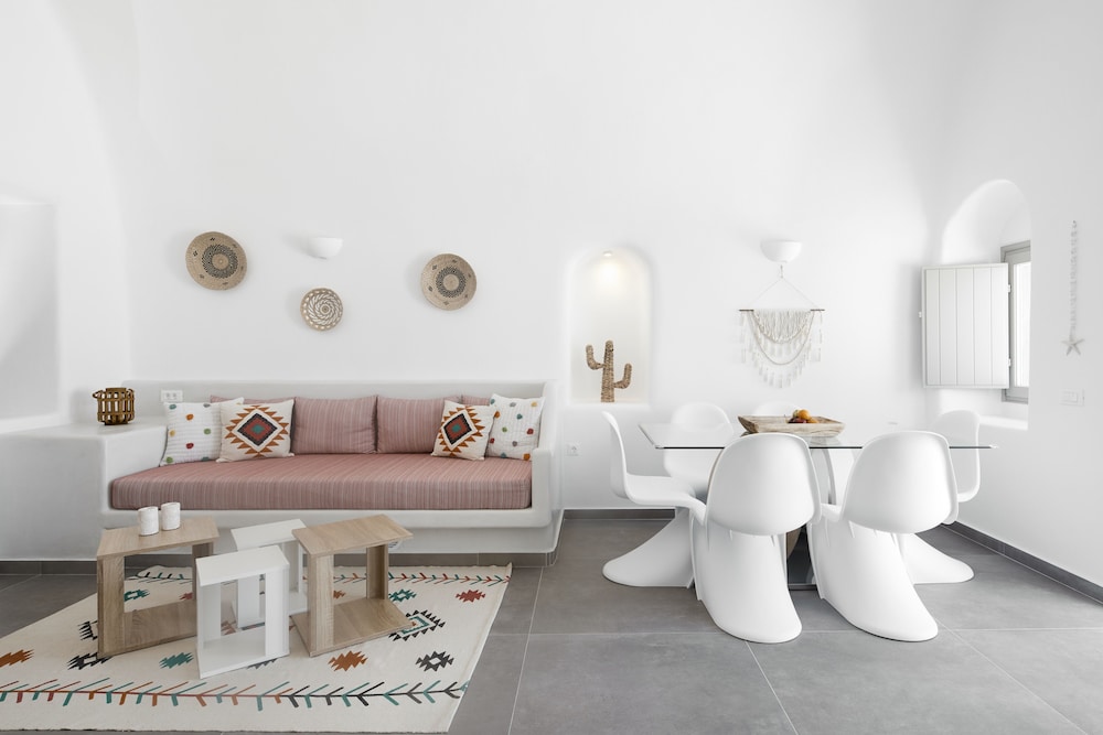 Mellow Luxury Cave — Hotel rooms in Oia, South Aegean