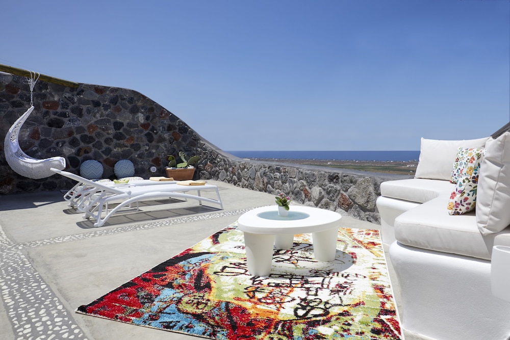 Mellow Luxury Cave — Hotel building in Oia, South Aegean