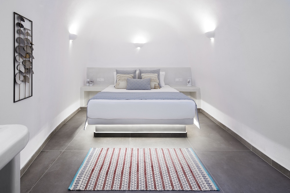 Mellow Luxury Cave — Hotel rooms in Oia, South Aegean