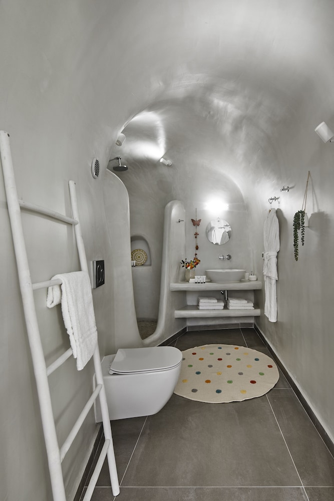 Mellow Luxury Cave — Hotel rooms in Oia, South Aegean