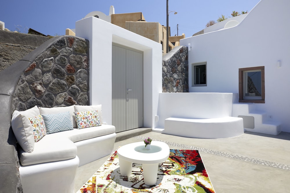 Mellow Luxury Cave — Hotel building in Oia, South Aegean