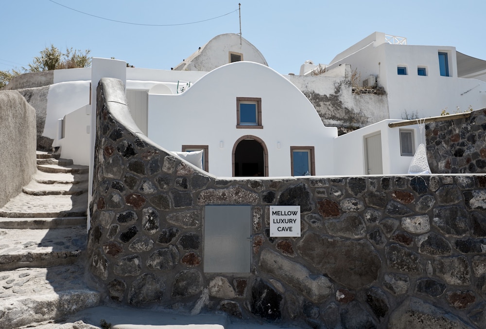 Mellow Luxury Cave — Hotel building in Oia, South Aegean