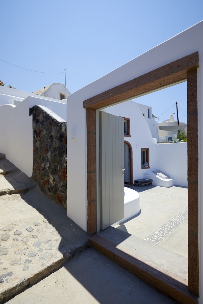 Mellow Luxury Cave — Hotel building in Oia, South Aegean