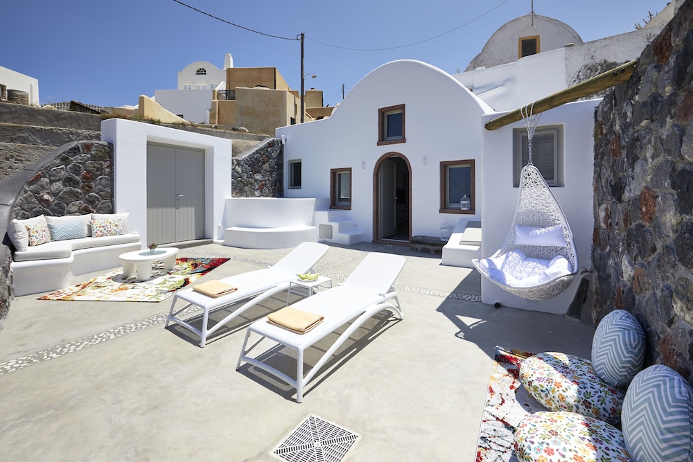 Mellow Luxury Cave — Hotel building in Oia, South Aegean