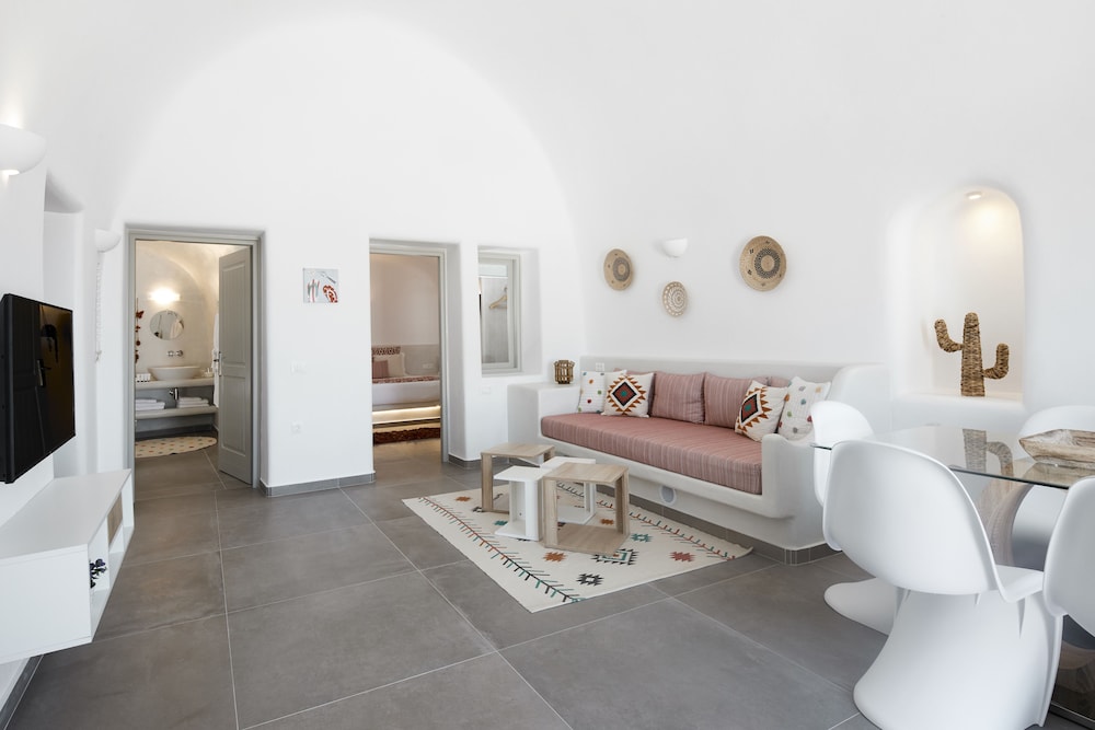 Mellow Luxury Cave — Hotel rooms in Oia, South Aegean