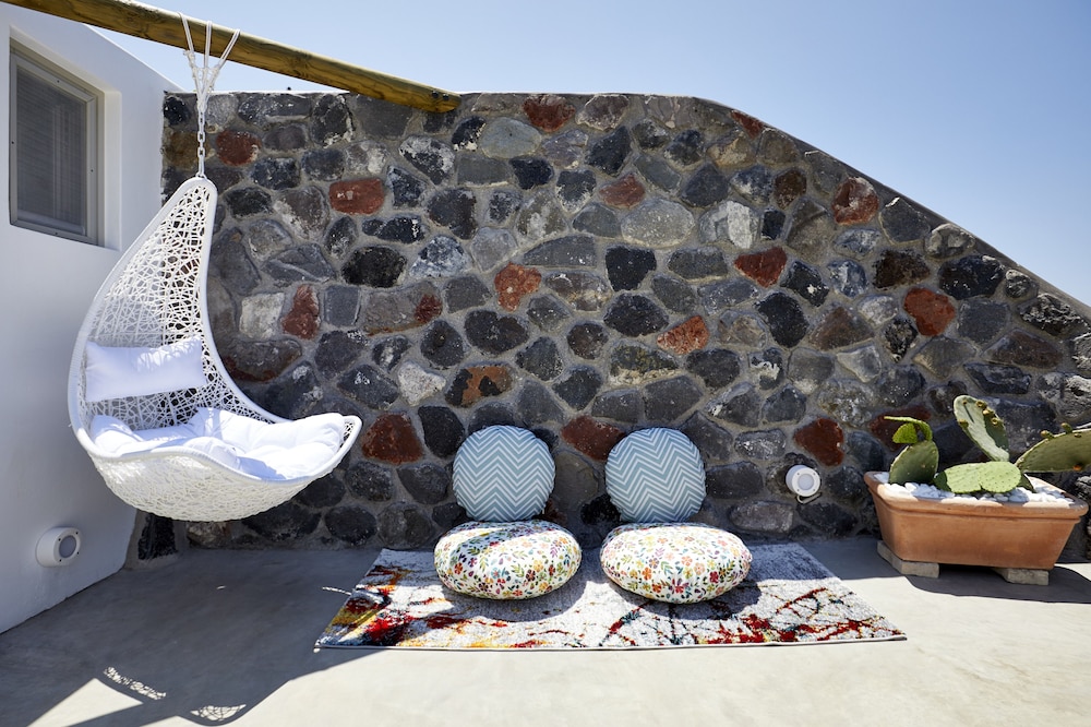 Mellow Luxury Cave — Hotel building in Oia, South Aegean