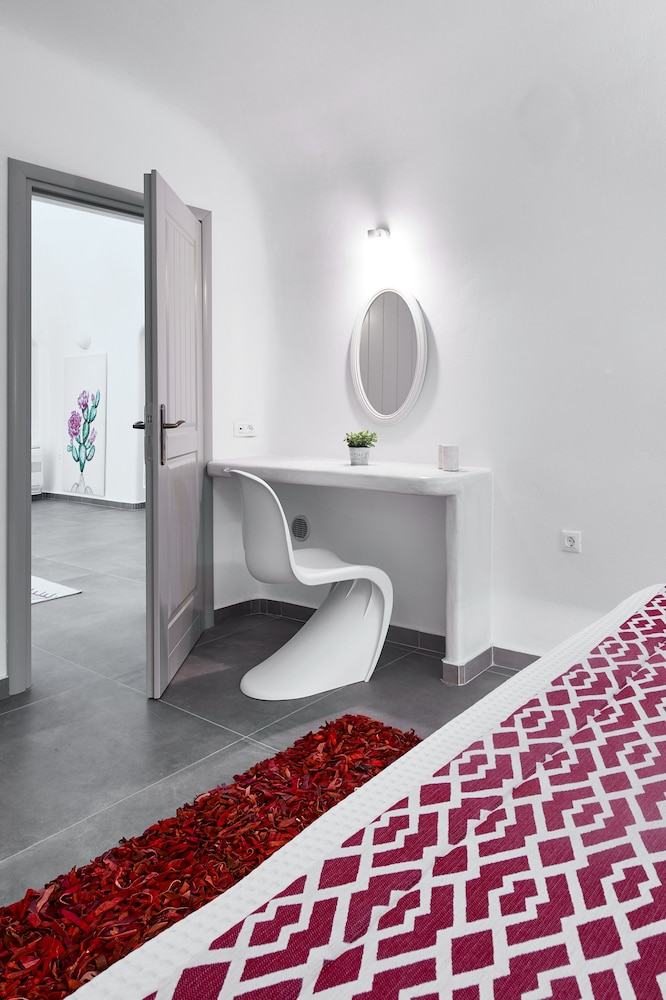 Mellow Luxury Cave — Hotel rooms in Oia, South Aegean