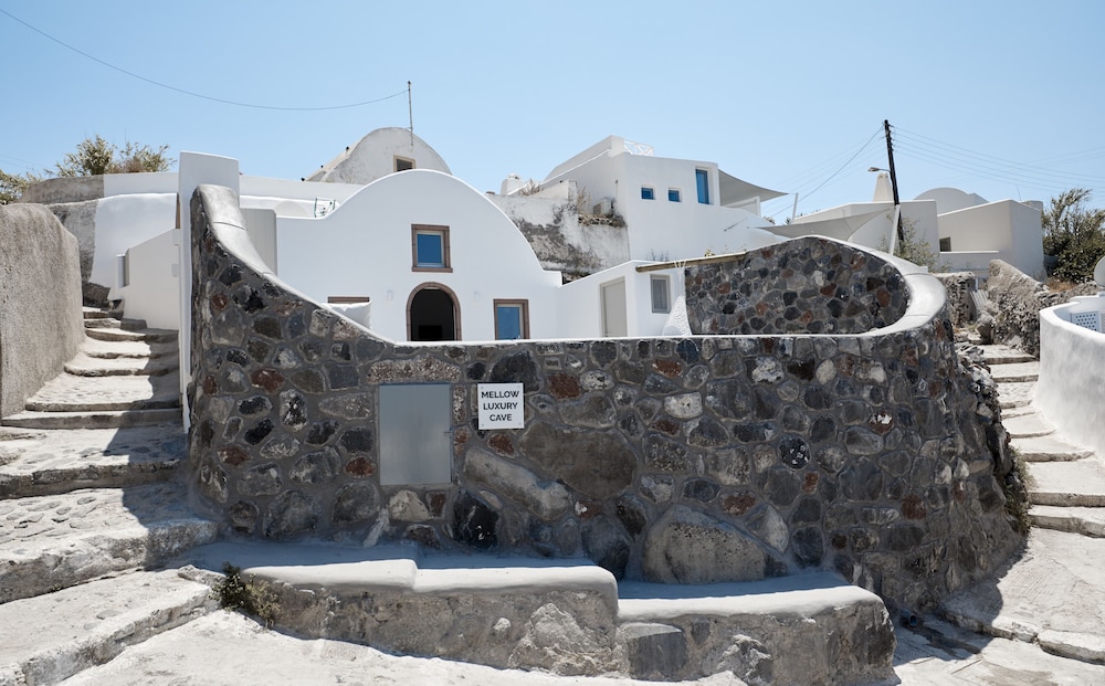 Mellow Luxury Cave — Hotel building in Oia, South Aegean