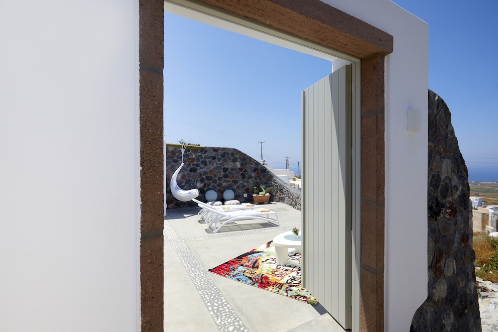 Mellow Luxury Cave — Hotel building in Oia, South Aegean