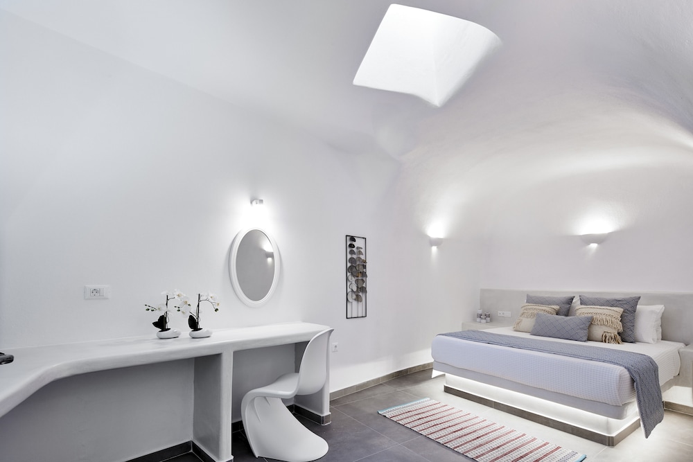 Mellow Luxury Cave — Hotel rooms in Oia, South Aegean