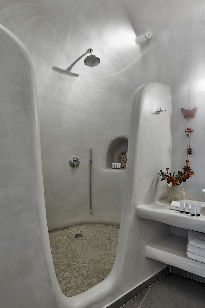 Mellow Luxury Cave — Hotel rooms in Oia, South Aegean