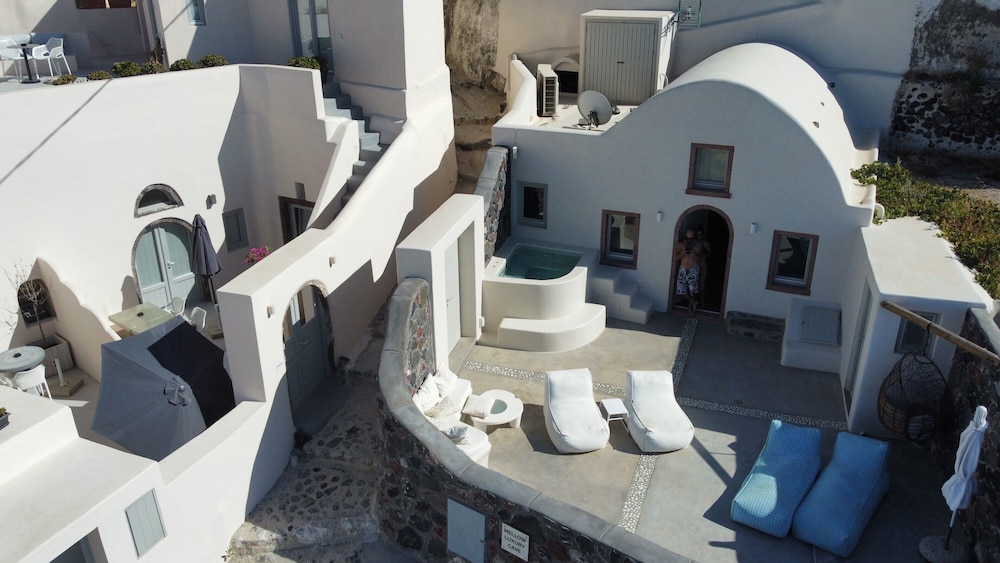 Mellow Luxury Cave — Hotel building in Oia, South Aegean